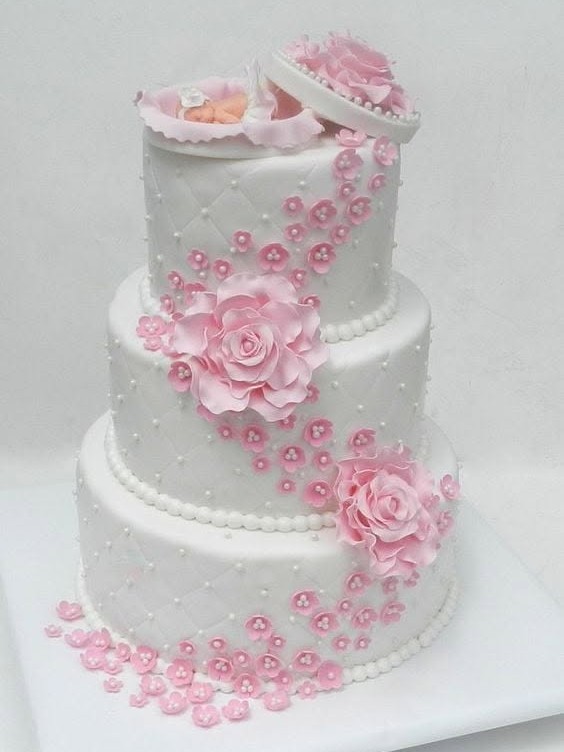 Elegant bespoke wedding cake by Chef Maria Draghici